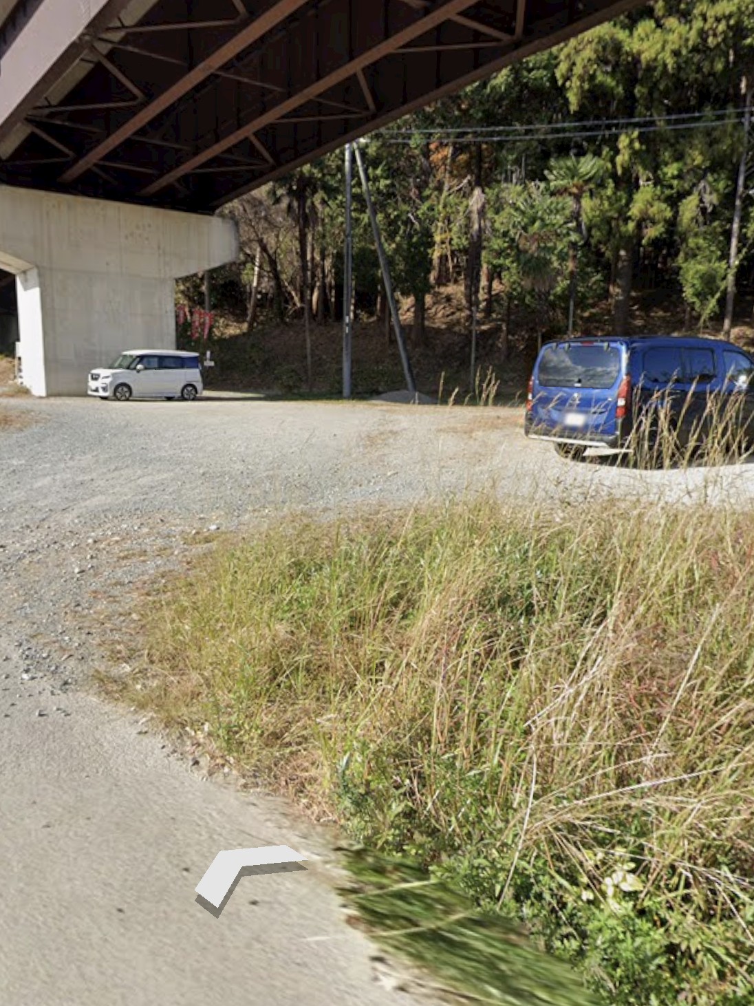 右側の砂利の広いところが駐車場