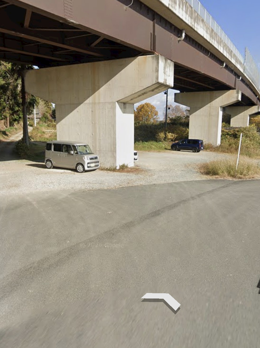 坂を下ると左側の砂利の広いところが駐車場