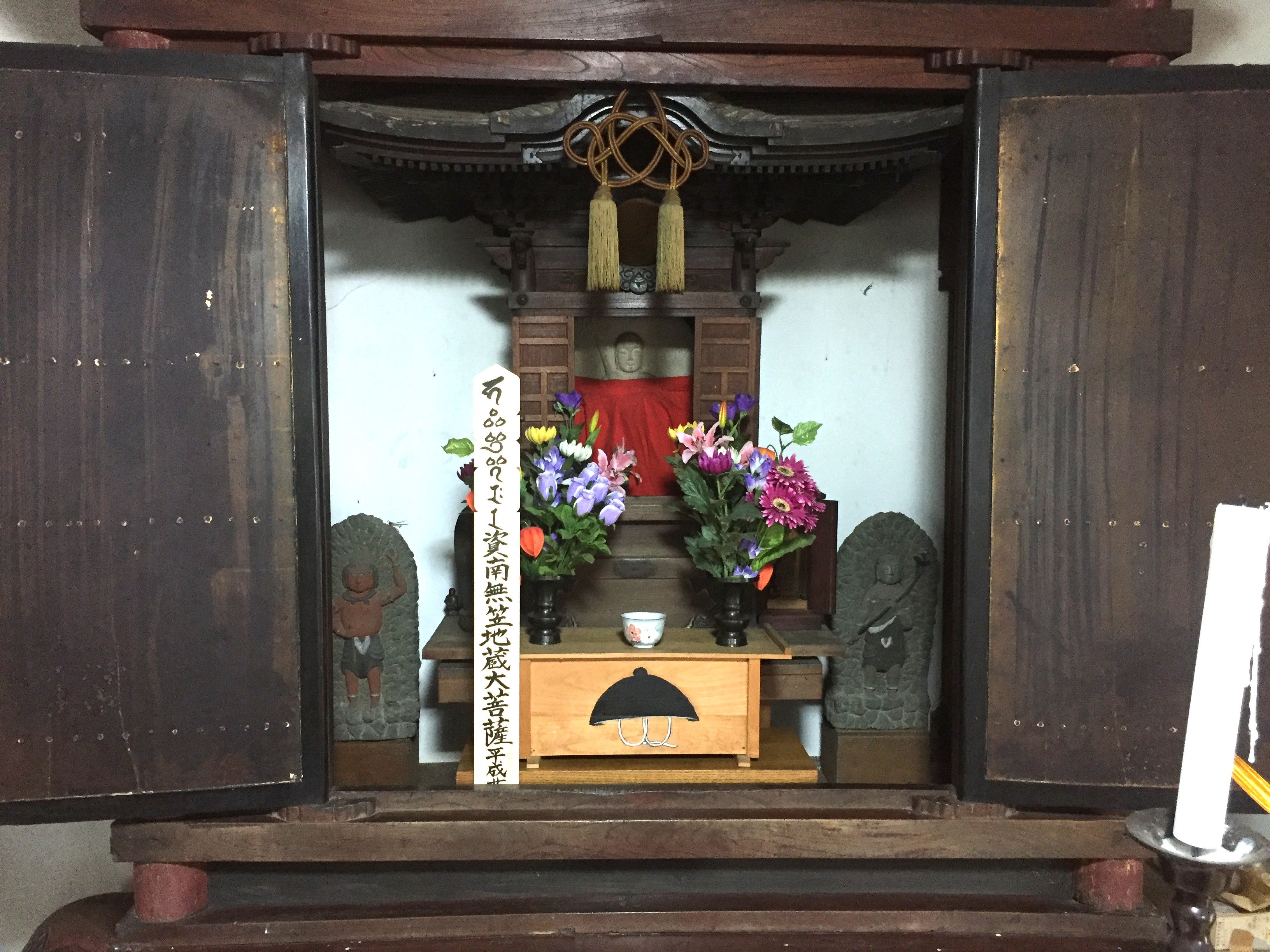 笠の地蔵堂内部